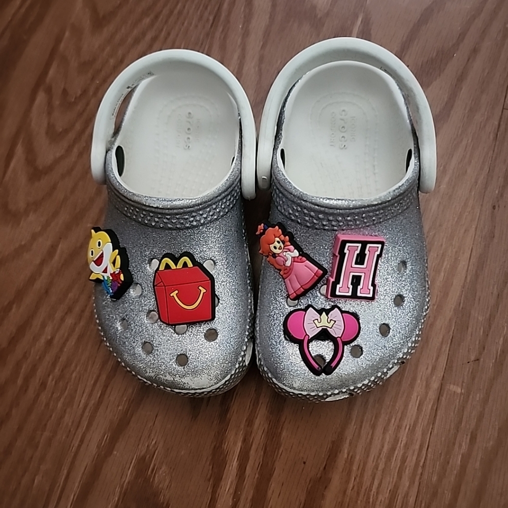 CROCS Silver and White Slippers with Decorative Charms Size 6c
